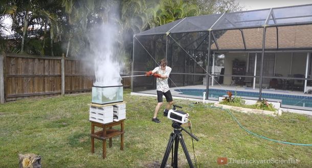 VIDEO: ¿Qué pasa si tirás sal fundida en agua? Una increíble explosión