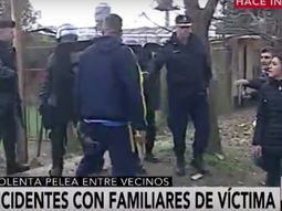 video: vecinos intentaron agredir a un detenido y se enfrentaron a la policia video: vecinos intentaron agredir a un detenido y se enfrentaron a la policia