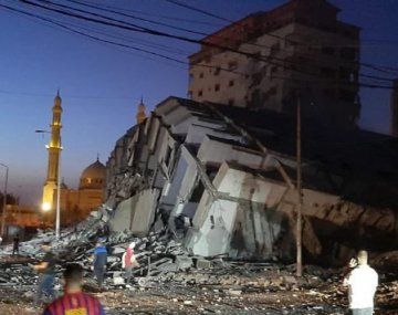 Colapsó un edificio de 13 pisos en Gaza por un ataque aéreo