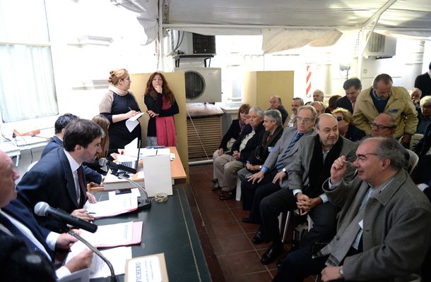 Tensión entre estudiantes y la policía en el rectorado de la UBA