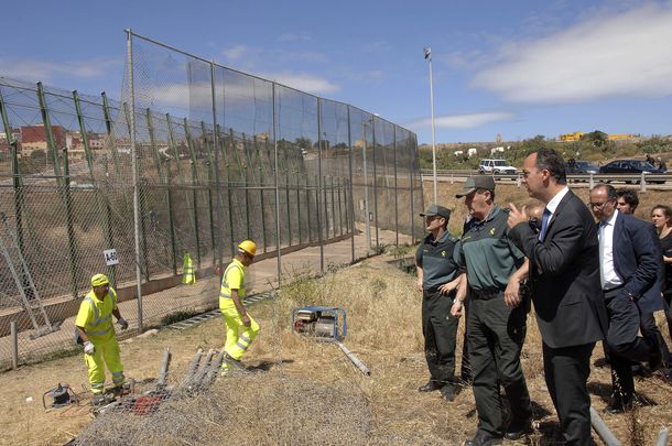 Más de 400 inmigrantes africanos cruzaron la frontera y entraron a la fuerza en España