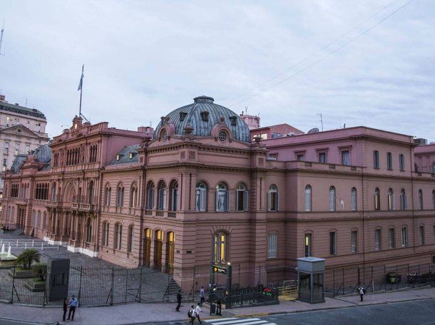 Javier Milei invitó a su equipo a una función privada de Homo Argentum en Casa Rosada