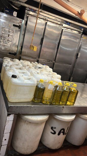 Decomisan más de 1.400 litros de aceite trucho