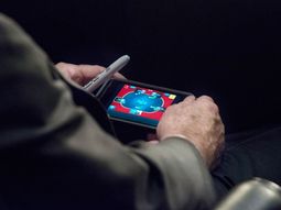 escrachan a un senador jugando al poker en el debate por siria escrachan a un senador jugando al poker en el debate por siria