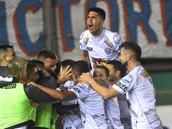 Estudiantes de Buenos Aires aplastó a Tigre