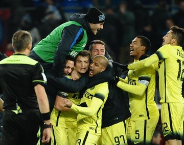 El Inter de Palacio venció al Napoli de Higuaín y paso a la semifinal