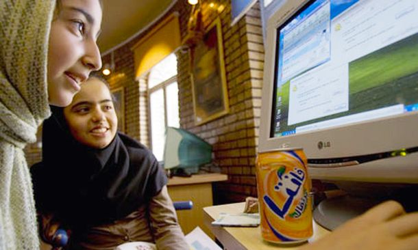 Irán prohíbe que chicos y chicas chateen entre sí