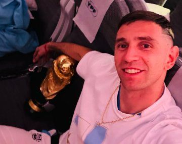 El Dibu Martínez aterrizó en un hospital y sorprendió a todos