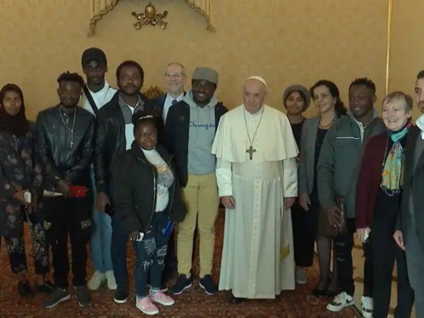 El Papa Francisco junto a refugiados en Italia