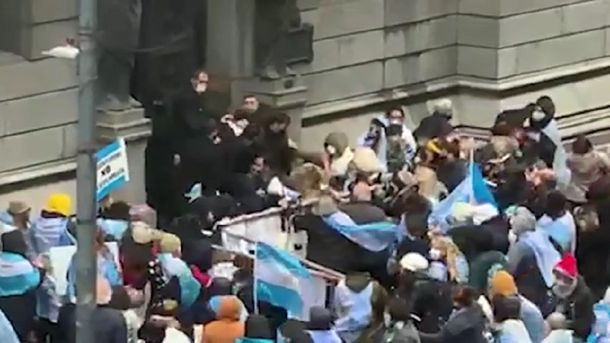 VIDEO: Manifestantes opositores intentaron ingresar a la fuerza al Congreso