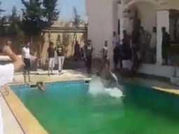 VIDEO: un grupo islamista tomó la embajada de Estados Unidos y celebró en la pileta