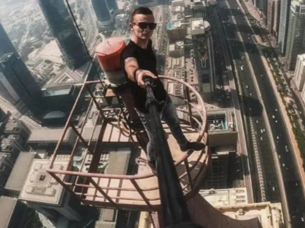 Un influencer quiso sacarse una selfie y cayó al vacío desde el piso 68 de un edificio