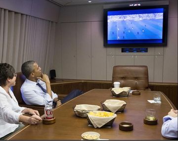 Obama lo mira por TV: El presidente de EE.UU. siguió atento el partido