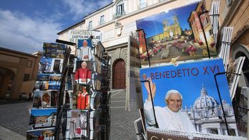 un outlet de souvernirs de benedicto xvi tras la renuncia un outlet de souvernirs de benedicto xvi tras la renuncia