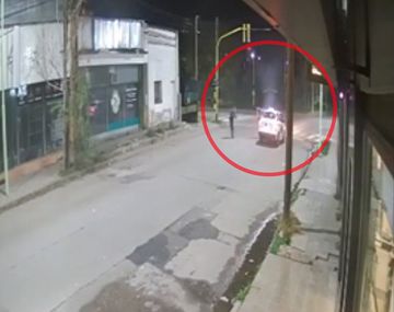 El chofer de un taxi frenó en un semáforo y de un momento al otro, le explotó el auto.