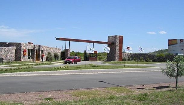 Brutal femicidio en Córdoba: se coló en un country y apuñaló a su ex