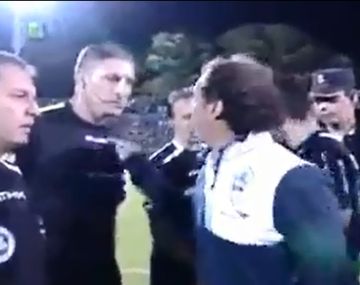 Mirá la increíble reacción de Troglio contra el árbitro Néstor Pitana