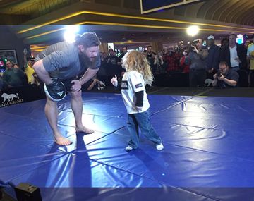 Puro amor en Las Vegas: mirá el costado más tierno de una estrella de UFC