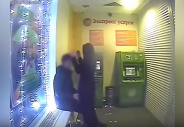 Filmaron a una pareja teniendo sexo adentro de un cajero automático