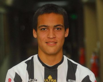 Lautaro Martínez con la camiseta de Liniers de Bahía Blanca