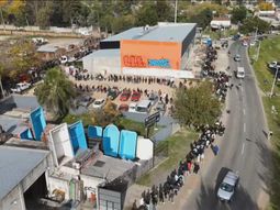 desesperante: se formo una fila de diez cuadras para conseguir trabajo en un frigorifico de moreno desesperante: se formo una fila de diez cuadras para conseguir trabajo en un frigorifico de moreno