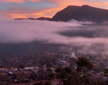 El pueblo entre las Yungas, que está rodeado de montañas, naturaleza y ríos