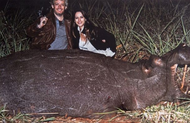 Escándalo por fotos de Garfunkel y Vannucci en un safari