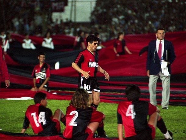 Publican fotos inéditas de la llegada de Maradona a Newells
