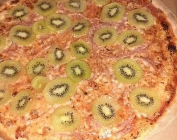 El viral que no se apaga: un hombre en Suecia inventó la pizza con kiwi y explotó todo