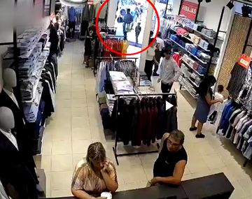 Indignación en Mar del Plata: entró a robar ropa con un nene y quedó filmado