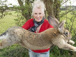 Darius, el padre de Simon, con la dueña de ambos Darius, el padre de Simon, con la dueña de ambos
