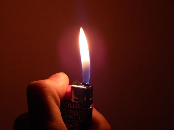Un encendedor que no funcione es uno de los elementos necesarios para implementar este truco. Un encendedor que no funcione es uno de los elementos necesarios para implementar este truco.