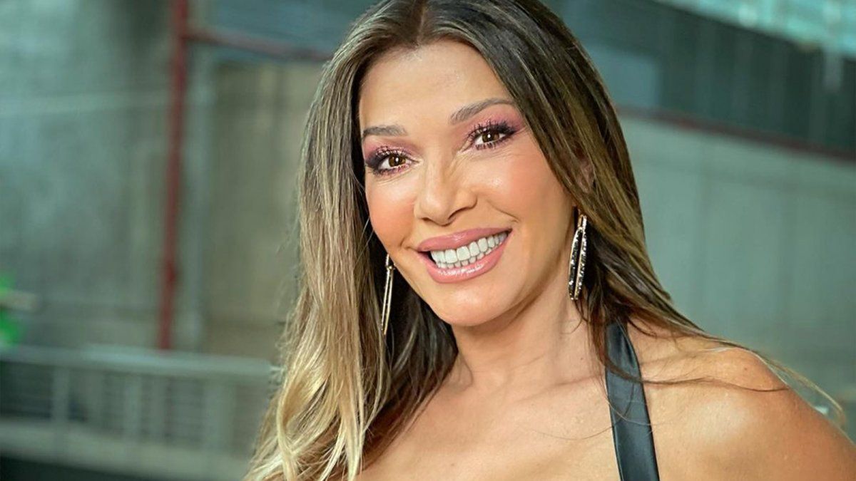 Catherine Fulop deslumbra con una microbikini turquesa desde México