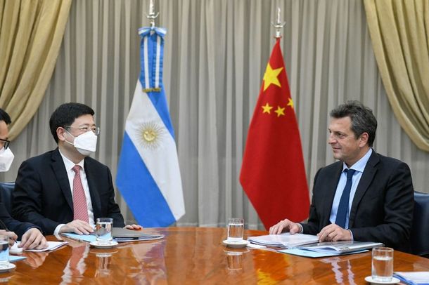Dólares y exportaciones de calidad: Sergio Massa recibió al embajador de China