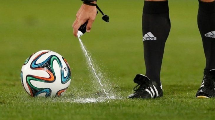 El argentino creador del spray para árbitros le ganó un millonario juicio a la FIFA