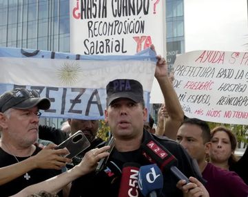Abrazo al Edificio Centinela en reclamo de mejoras salariales y en las obras sociales