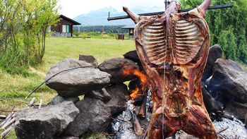 Carne al asador, el plato típico de Argentina Carne al asador, el plato típico de Argentina