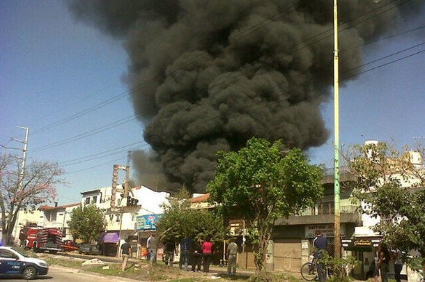 Susto en San Martín: incendio destruyó parte de una fábrica de pintura