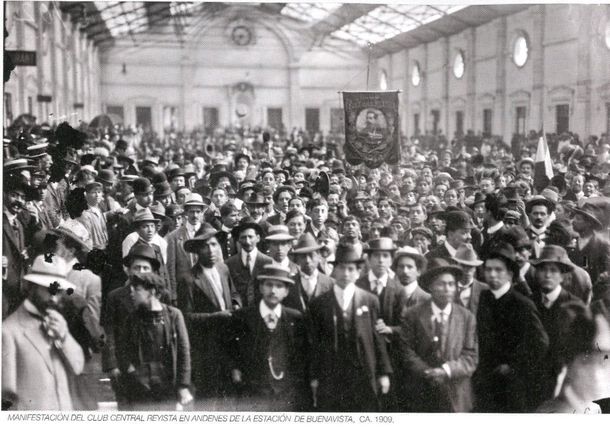 Se celebra la primera gran manifestación reyista en 1909.