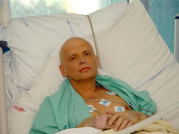 Putin habría mandado a envenenar a un ex espía con una taza de té radioactiva