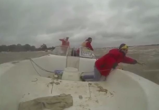 VIDEO: Así rescataron a un pescador que se cayó de una lancha