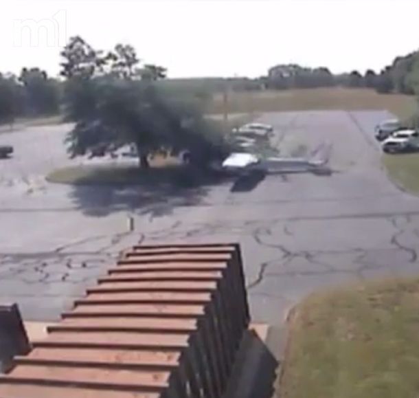 VIDEO: Un piloto sobrevivó a un espectacular accidente de avioneta