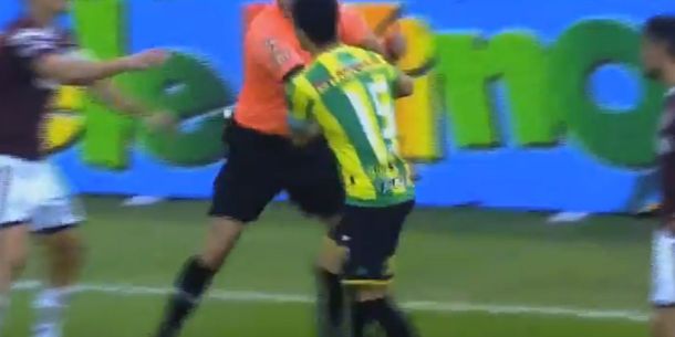 Un jugador enloqueció y le quiso pegar al juez de línea: ¡lo frenó hasta el árbitro!