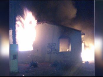 Un grupo de vecinos le incendió la casa a un presunto delincuente