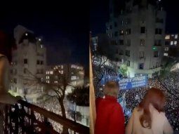Cristina Kirchner saludó a la multitud de militantes que hacen vigilia en la puerta de su casa