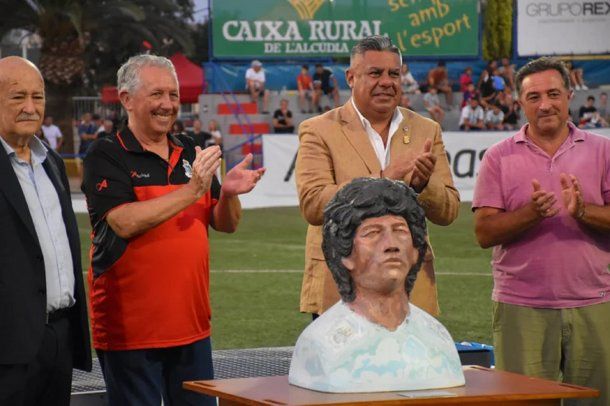 La estatua de Diego Maradona del torneo de LAlcudia provocó una catarata de memes
