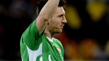 ante una multitud, lionel messi jugo a beneficio en colombia ante una multitud, lionel messi jugo a beneficio en colombia