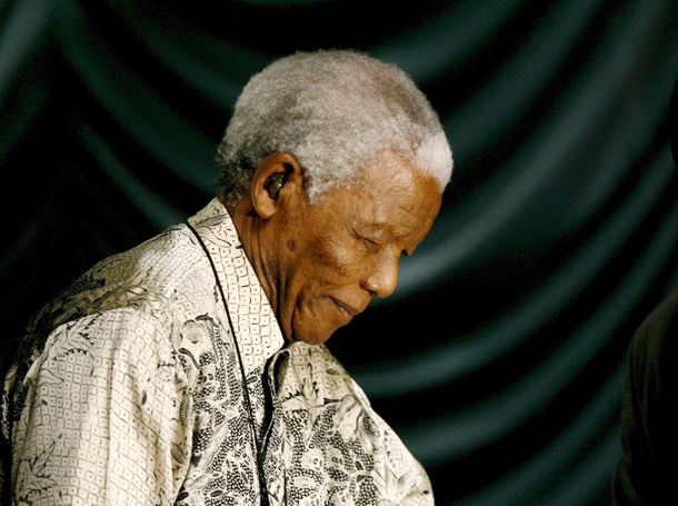 Nelson Mandela continúa internado en estado crítico