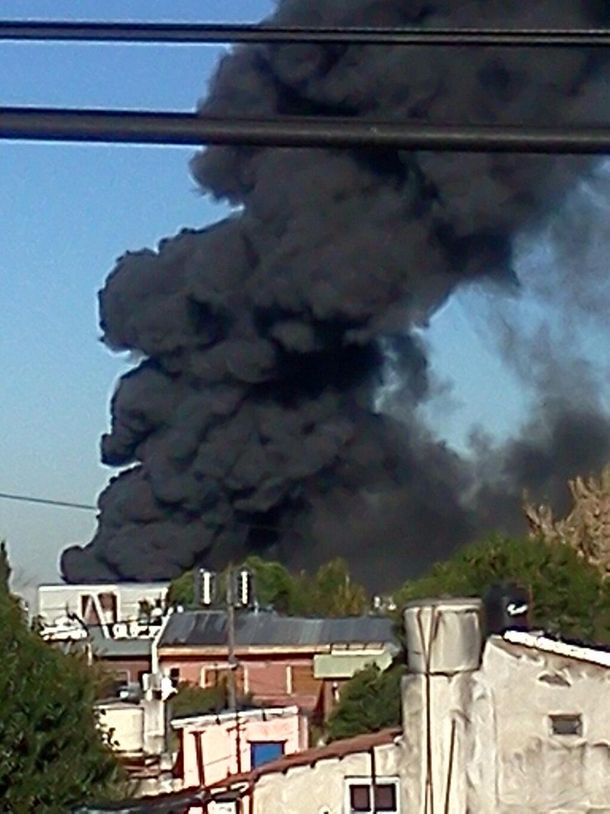 Un incendio destruyó por completo una fábrica de plásticos