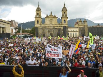 Reforma laboral, educación, seguridad y más: las causas de los cacerolazos en Colombia